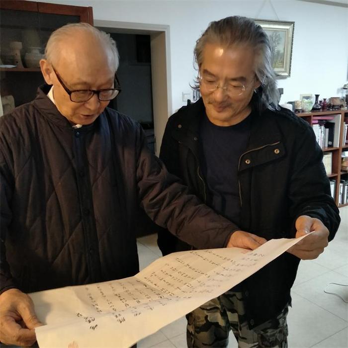 腾模与著名美术理论批评家邵大箴先生在一起.JPG