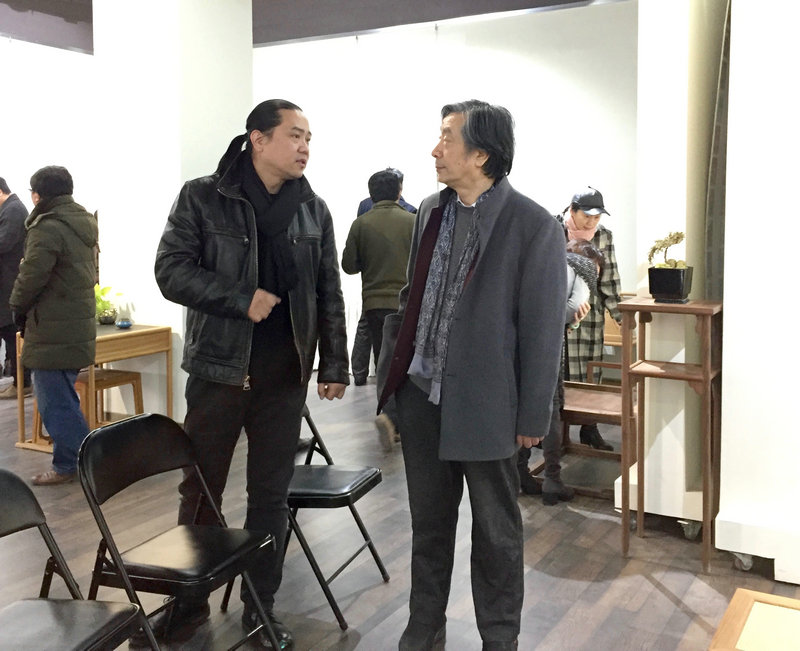 右起 王志纯先生与金沙先生在展览现场.jpg