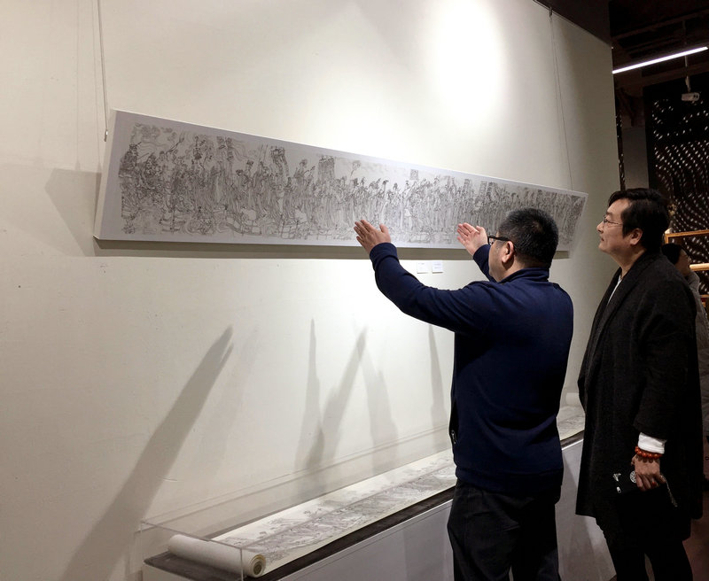 左起 北京工笔重彩画会理事、塞隆水泥库艺术空间艺术总监张庆先生与曾旭先生在展览现场.jpg